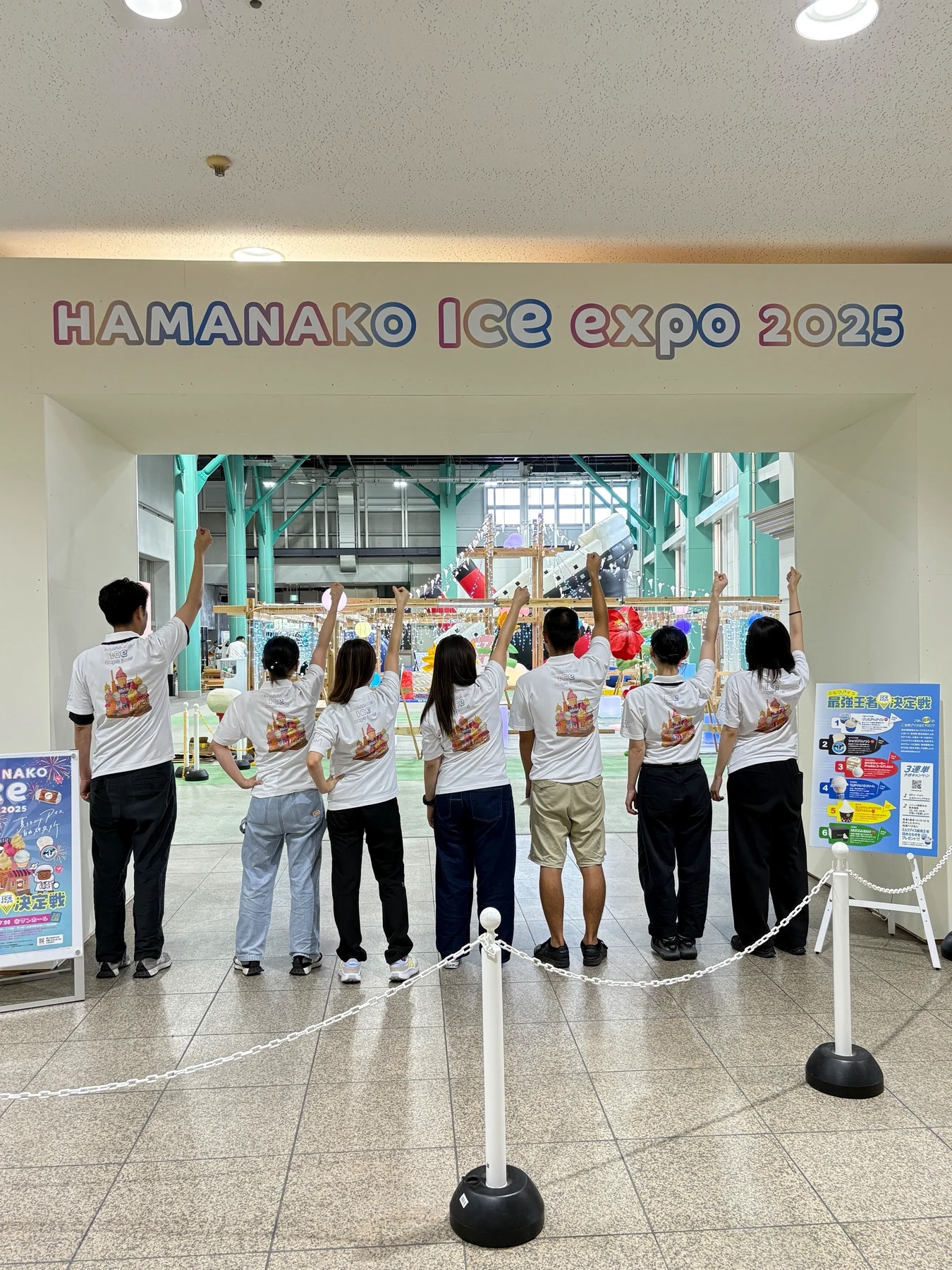 イベント入口で撮影したスタッフの集合写真