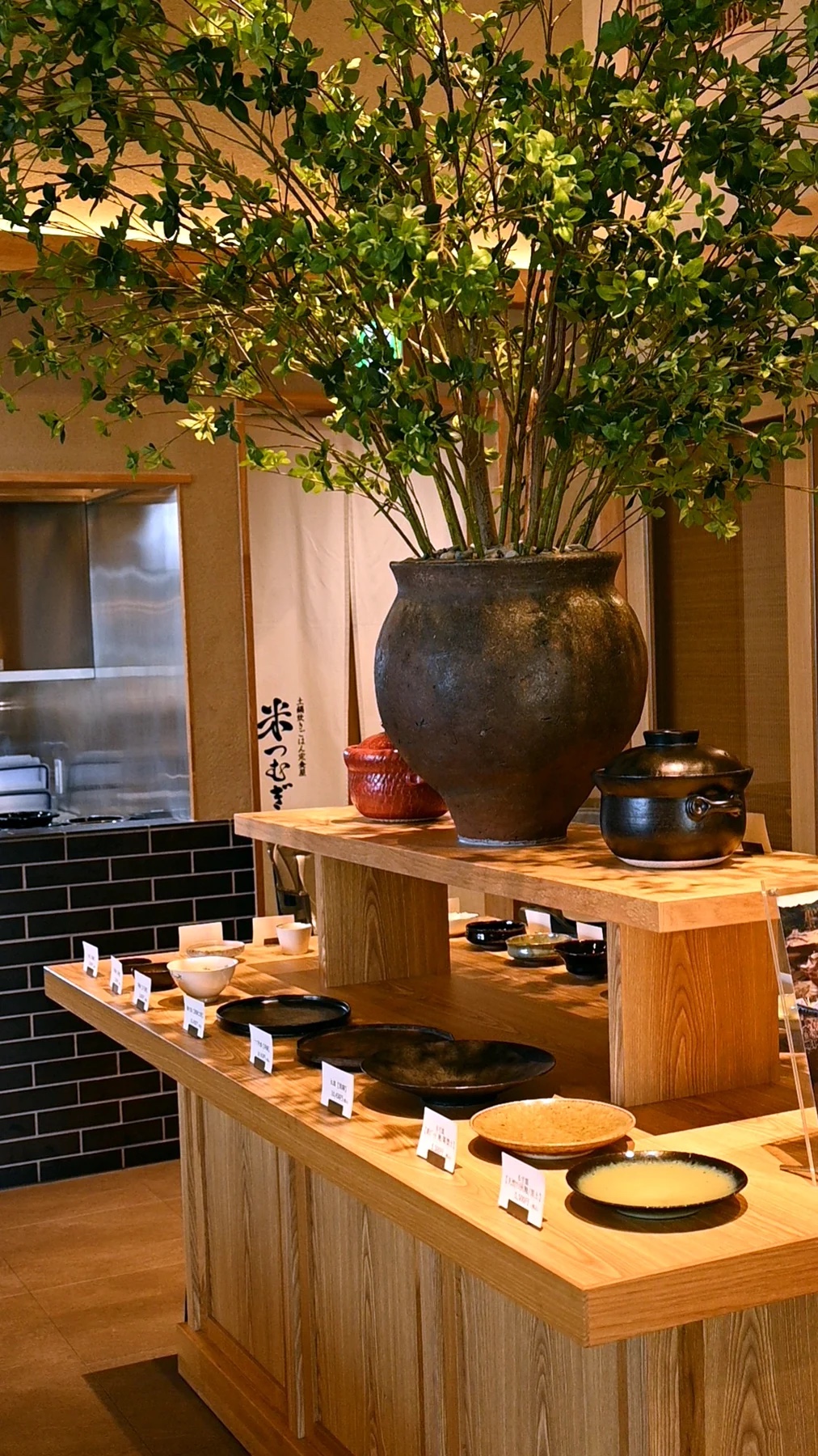 米つむぎ店内の枝物と器の展示