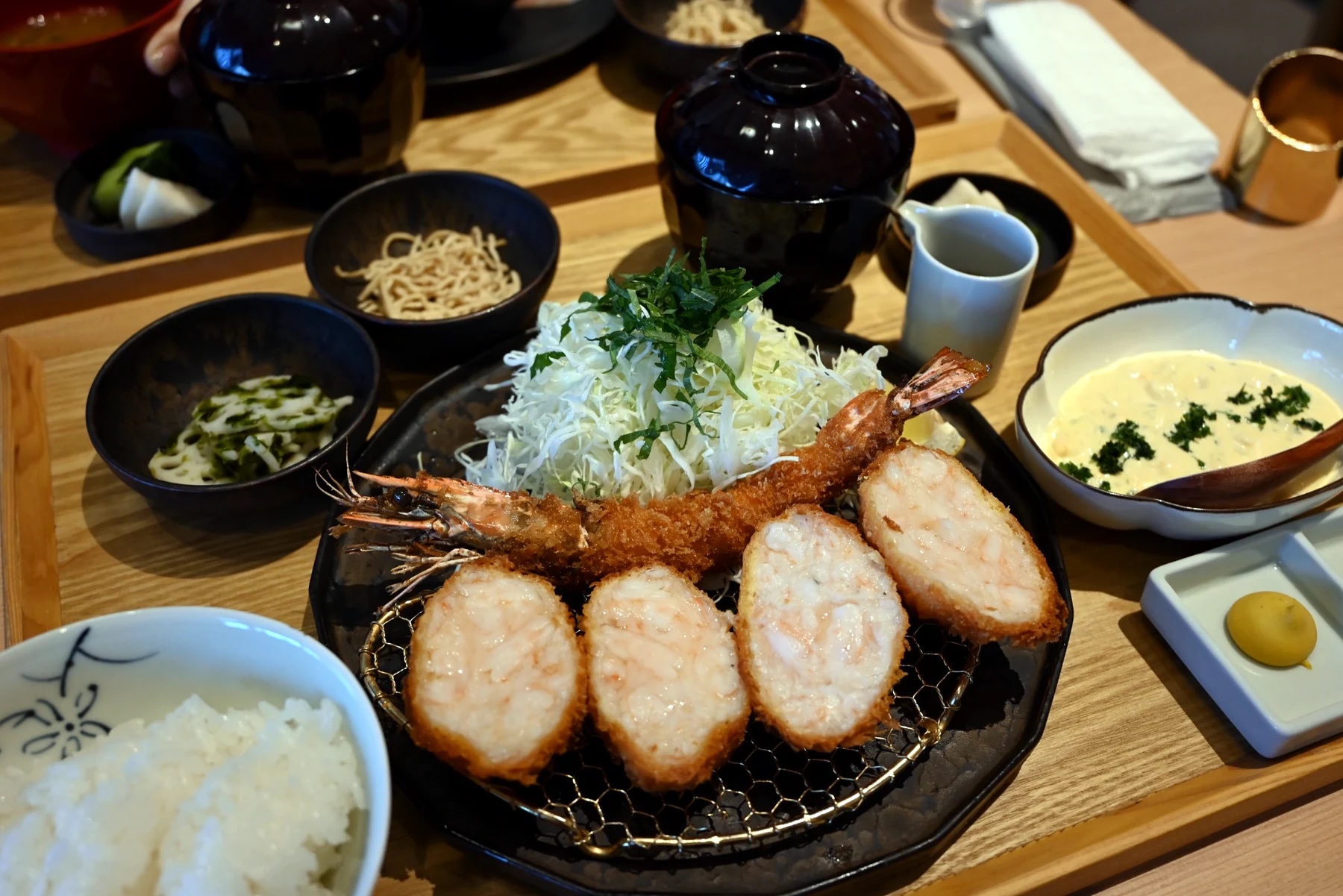 米つむぎのごはん定食と揚げ物の料理写真