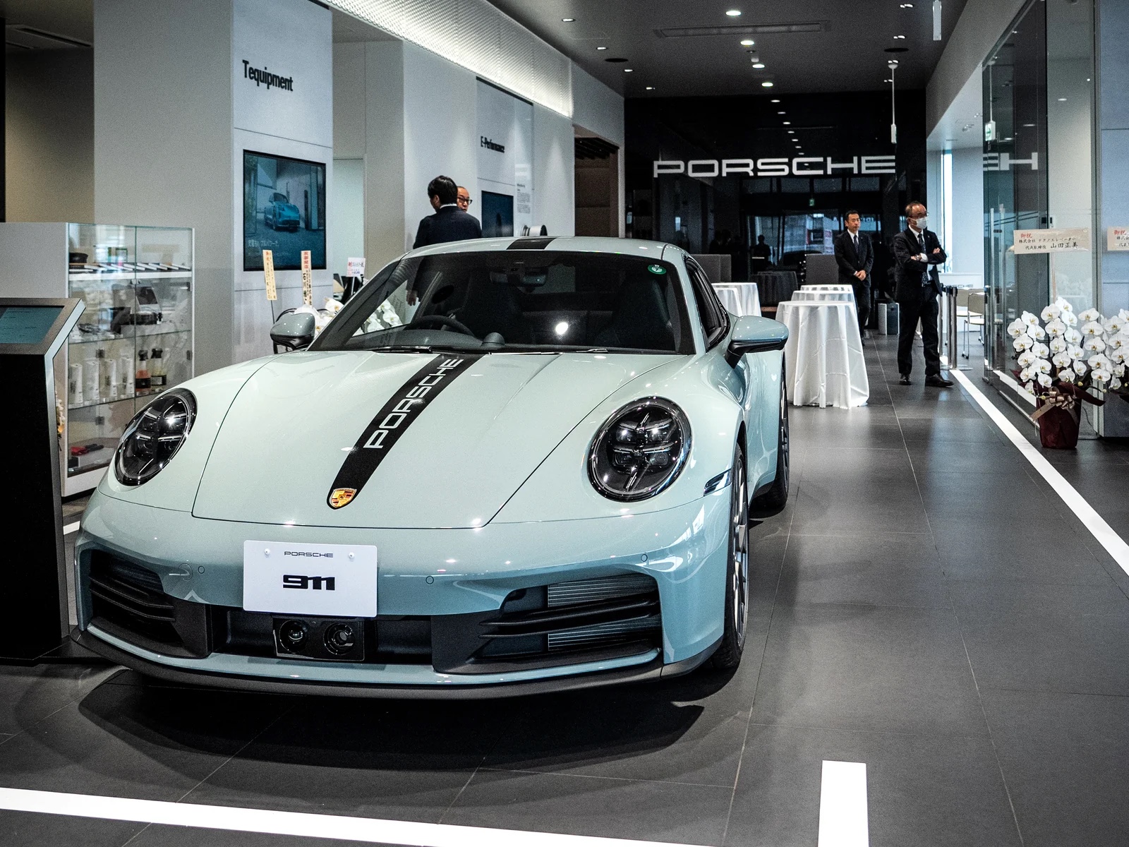 ポルシェ浜松のショールームに展示された車両とPORSCHEロゴ