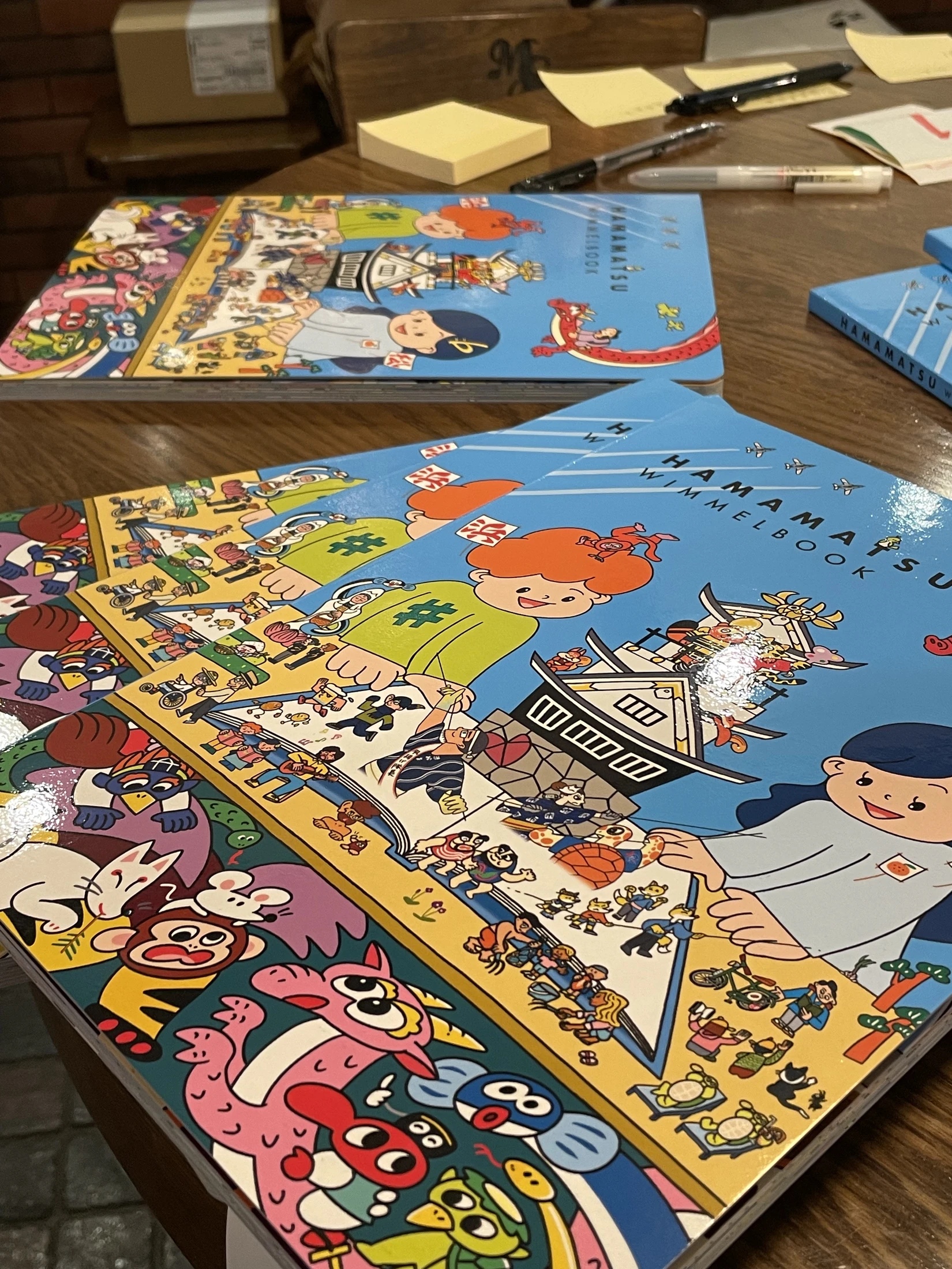 HAMAMATSU WIMMELBOOKの表紙と製本デザインのディテール